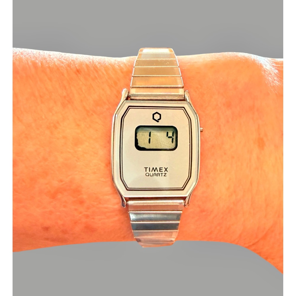 Vintage Timex Quartz Digital LCD Watch Silver Tone Expansion Band Working